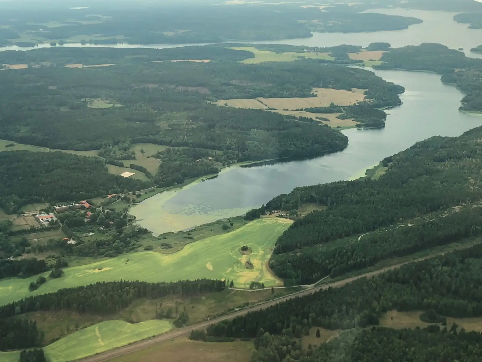Oxundasjön och skogarna i Upplands Väsby från luften
