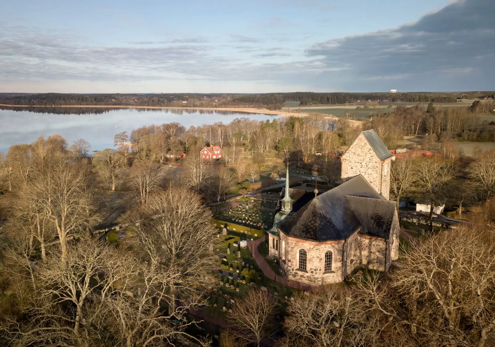 Vallentuna kyrka och Vallentunasjön från ovan