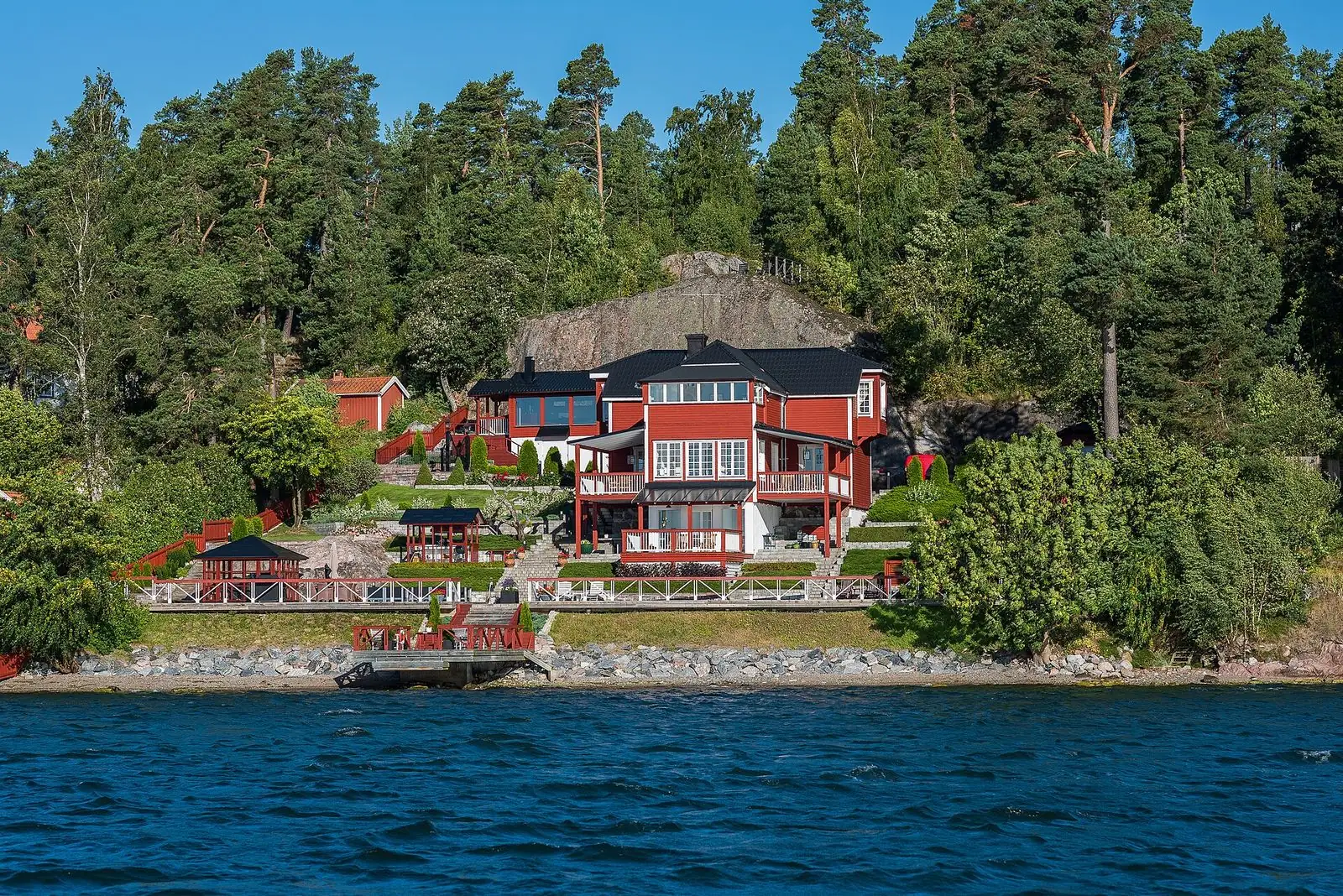 Villa vid vattnet i Österåkers skärgård