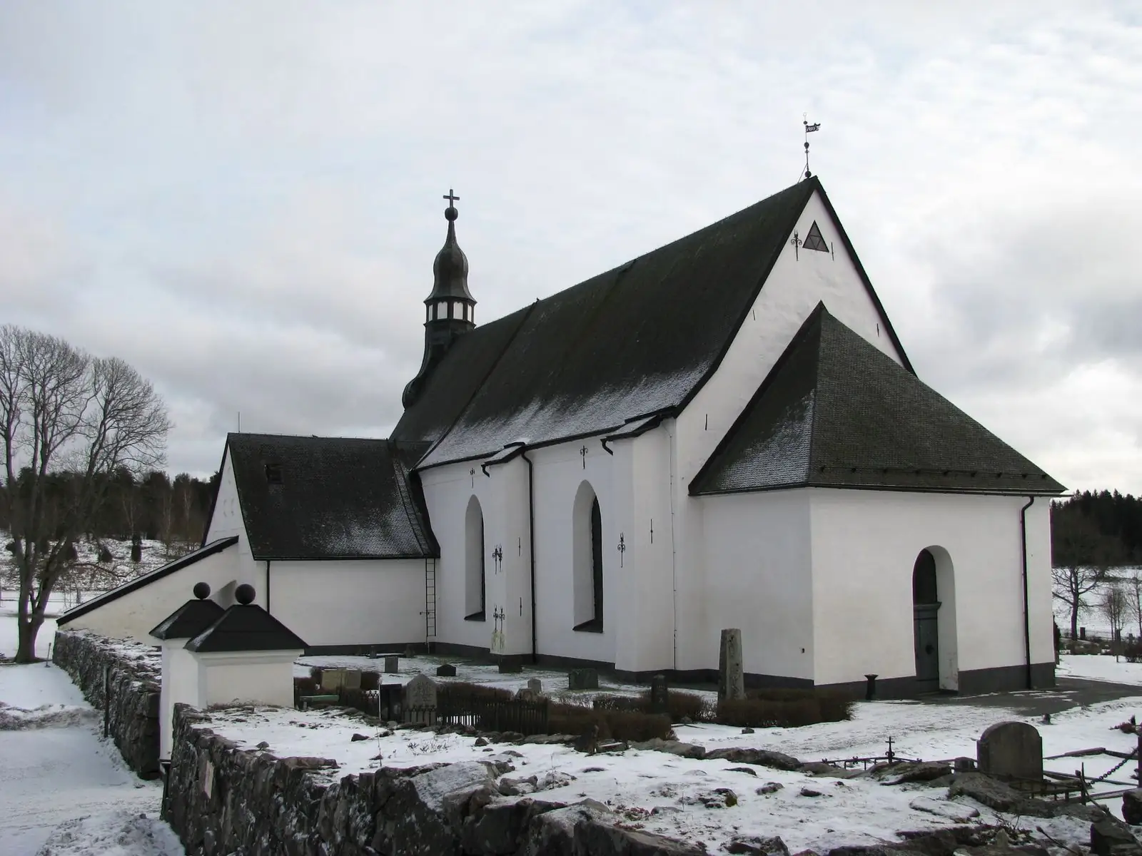 Österåkers kyrka i vinterljus