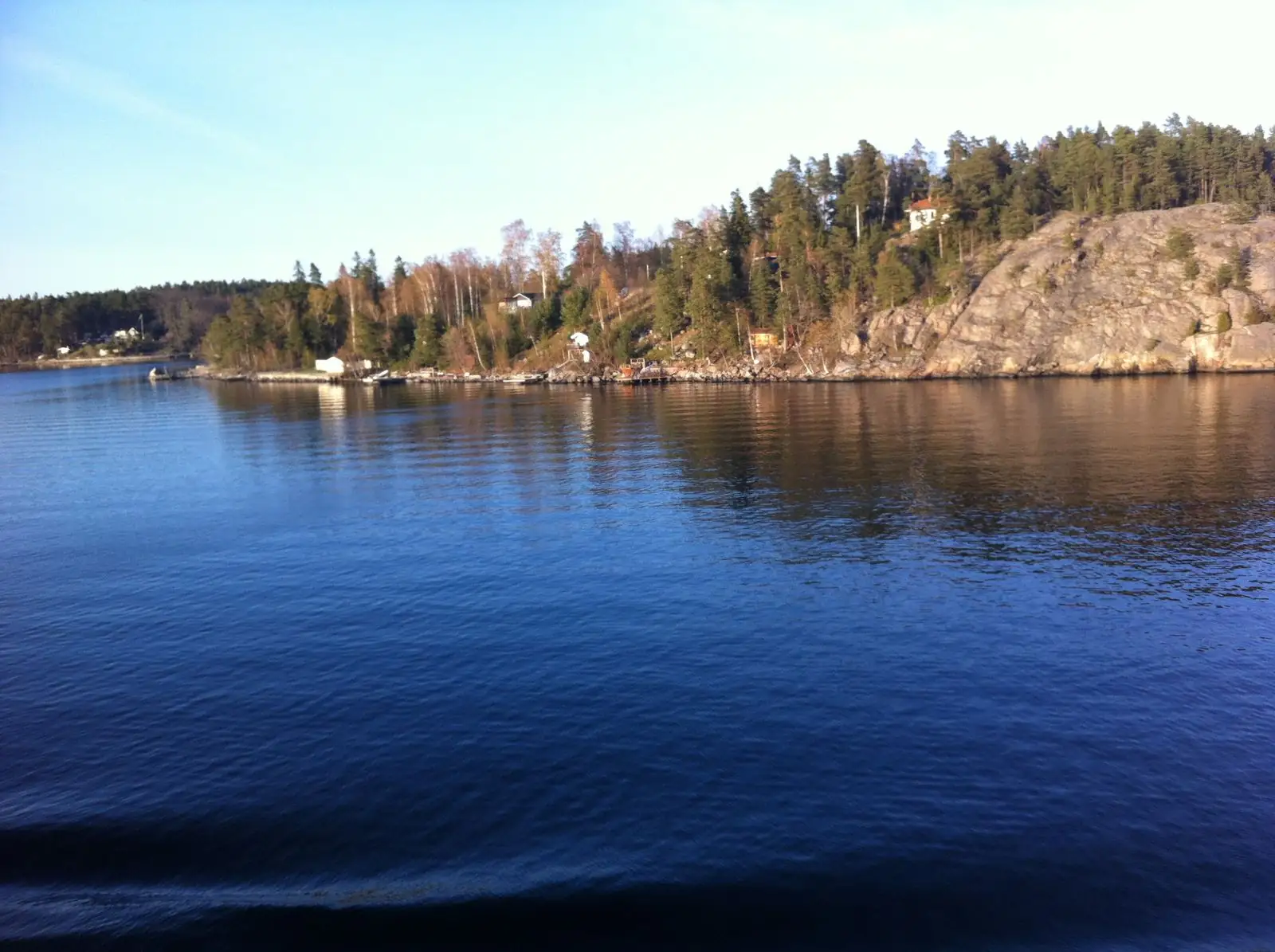 Klippor och vatten vid Värmdö