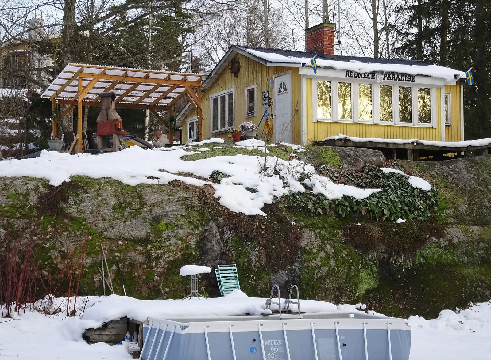 Gult hus i Huddinge en vinterdag