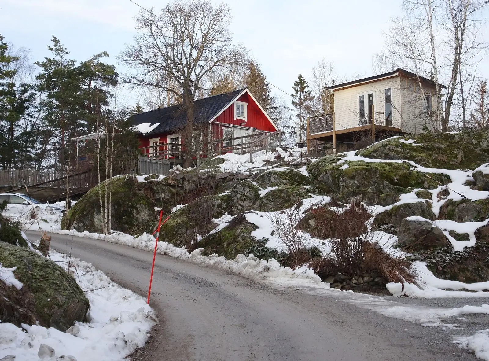 Hus och snö vid Hammardalsslingan i Huddinge