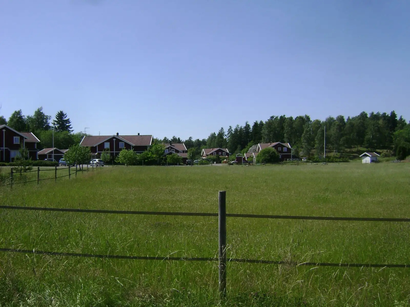 Hagmark och hus i Haninge en sommardag