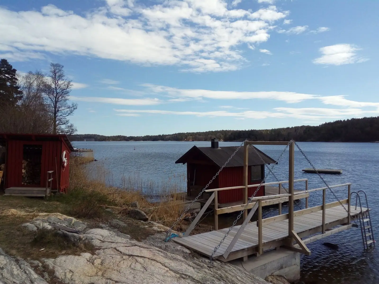 Brygga och bod vid vattnet i Tyresö