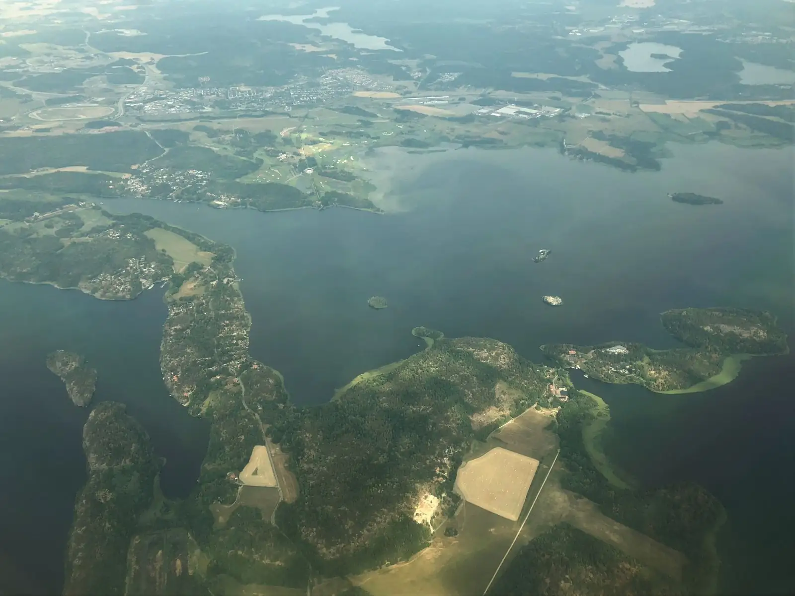 Mälarens vikar och öar i Upplands-Bro från luften