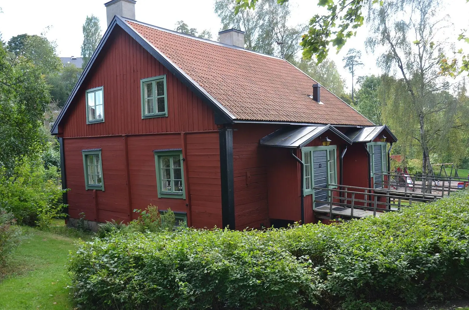 Röd kvarnstuga i Nora