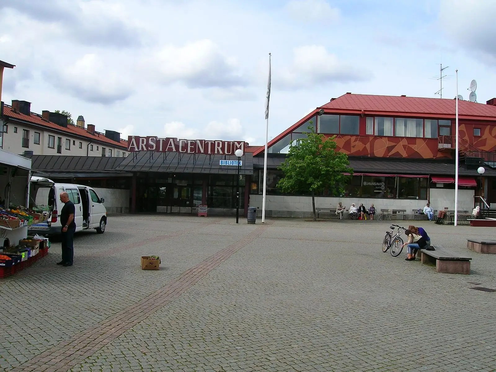 Årsta torg med biblioteket