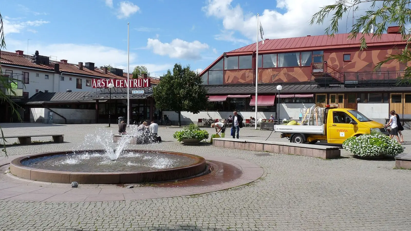 Torget med fontän i Årsta centrum