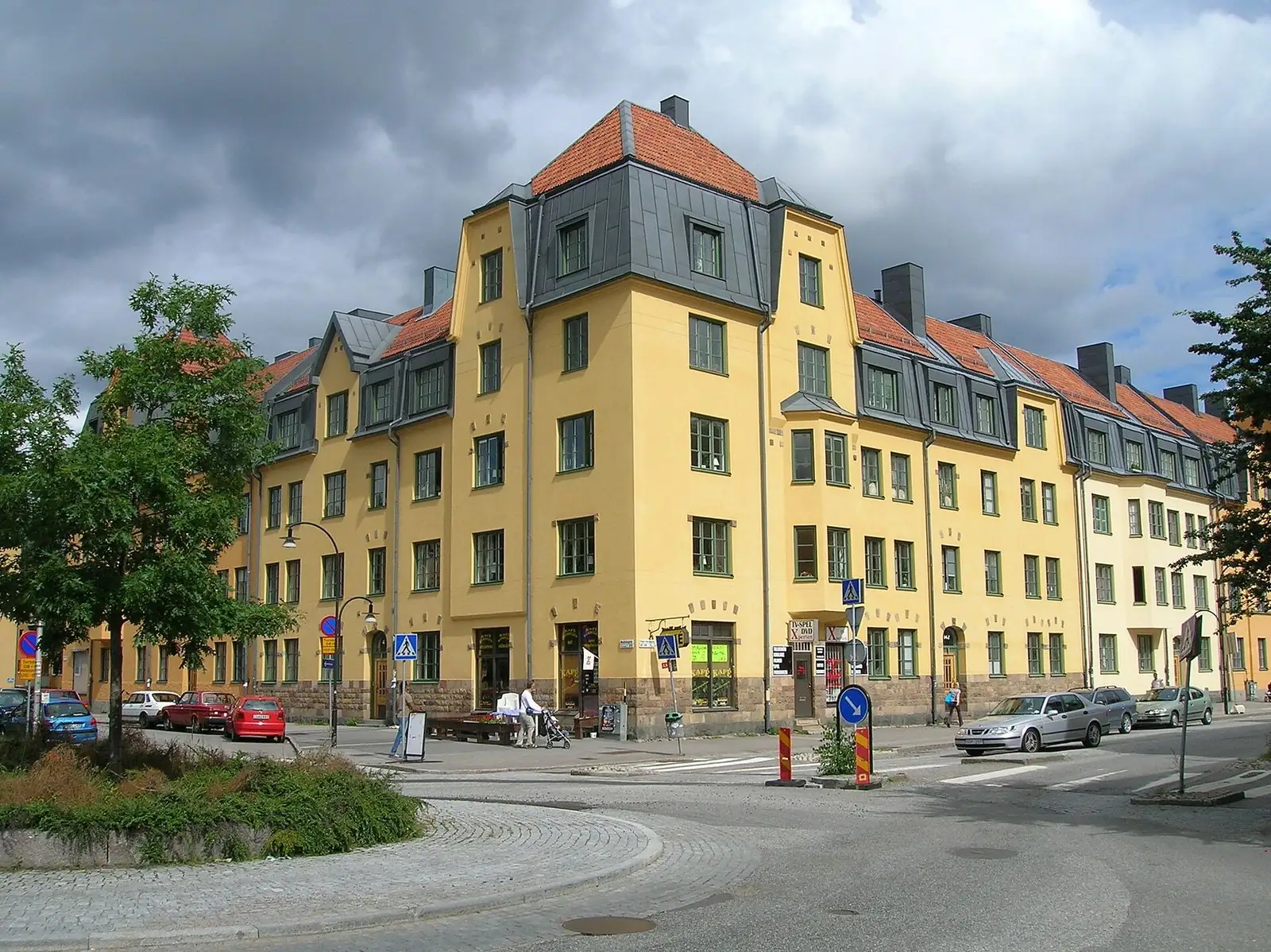 Gult stenhus vid Hägerstensvägen i Aspudden