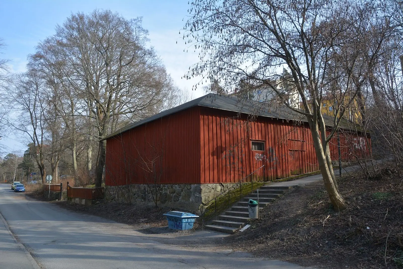 Rött uthus vid Villa Emmalund i Aspudden