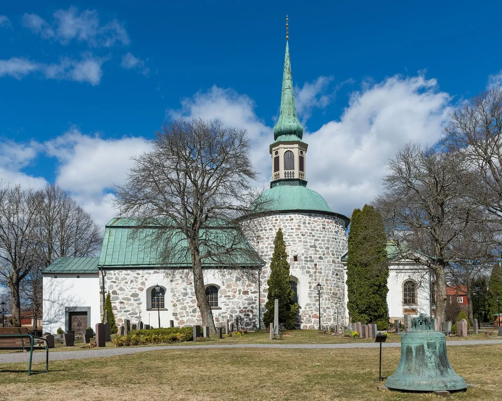 Bromma kyrkas medeltida rundkyrka en vårdag