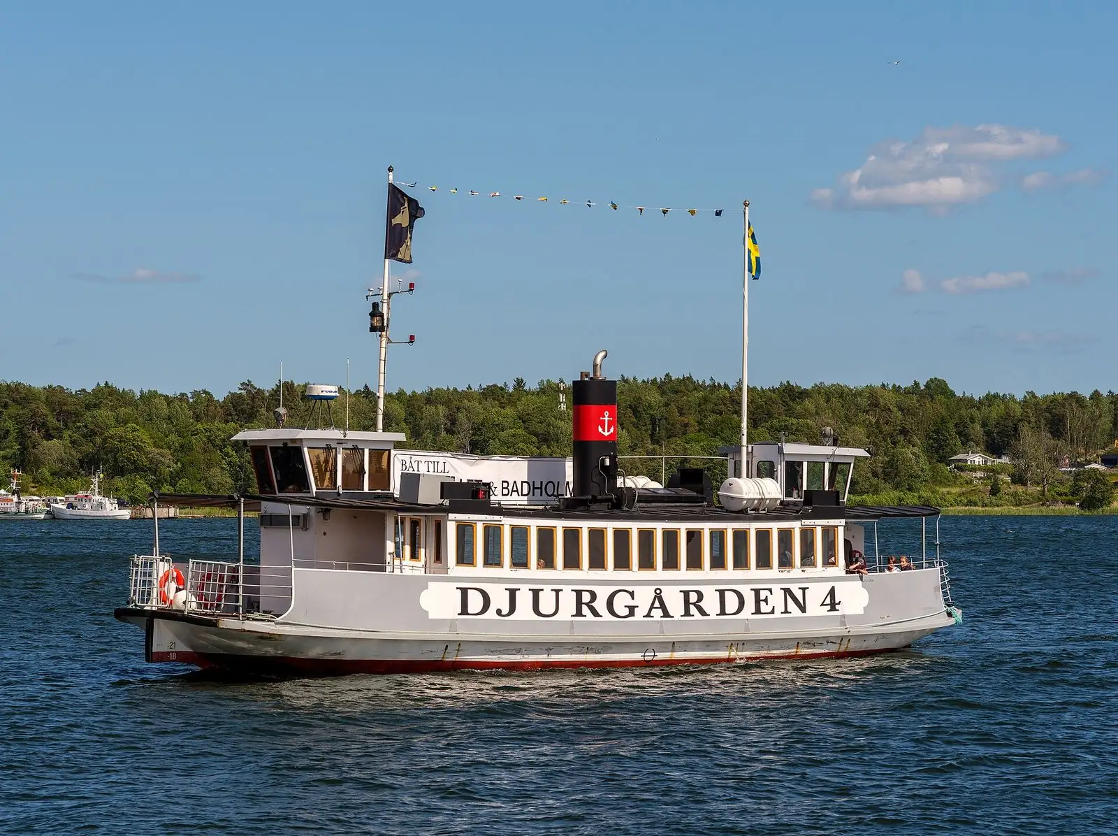 Djurgårdsfärjan på väg över Saltsjön