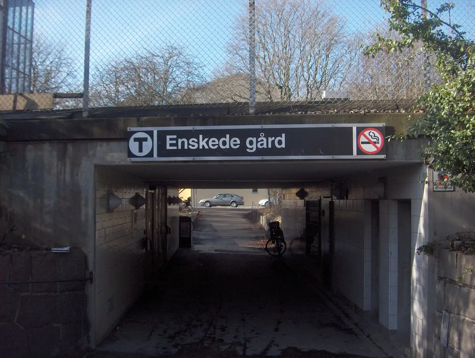 Entrén till Enskede gårds tunnelbanestation