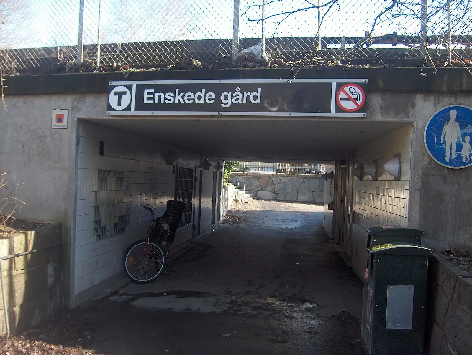 Ingång till tunnelbanan vid Enskede gård