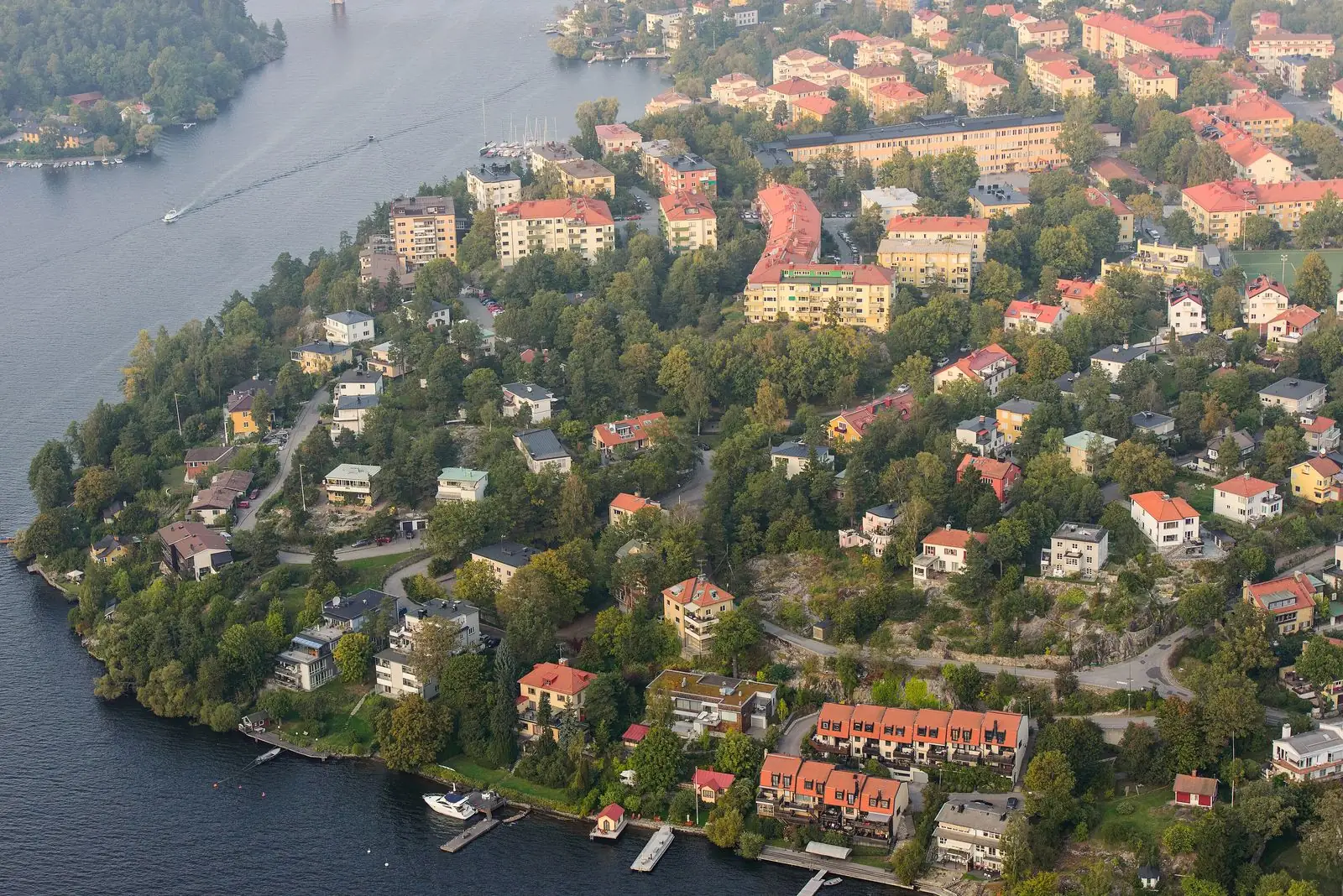 Stora Essingen från ovan med villor och grönska
