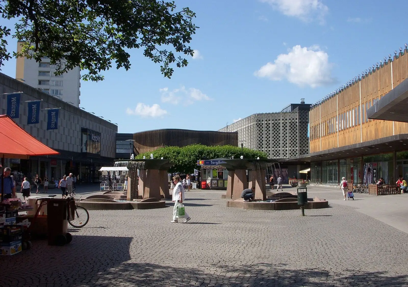 Torget i Farsta centrum en solig dag