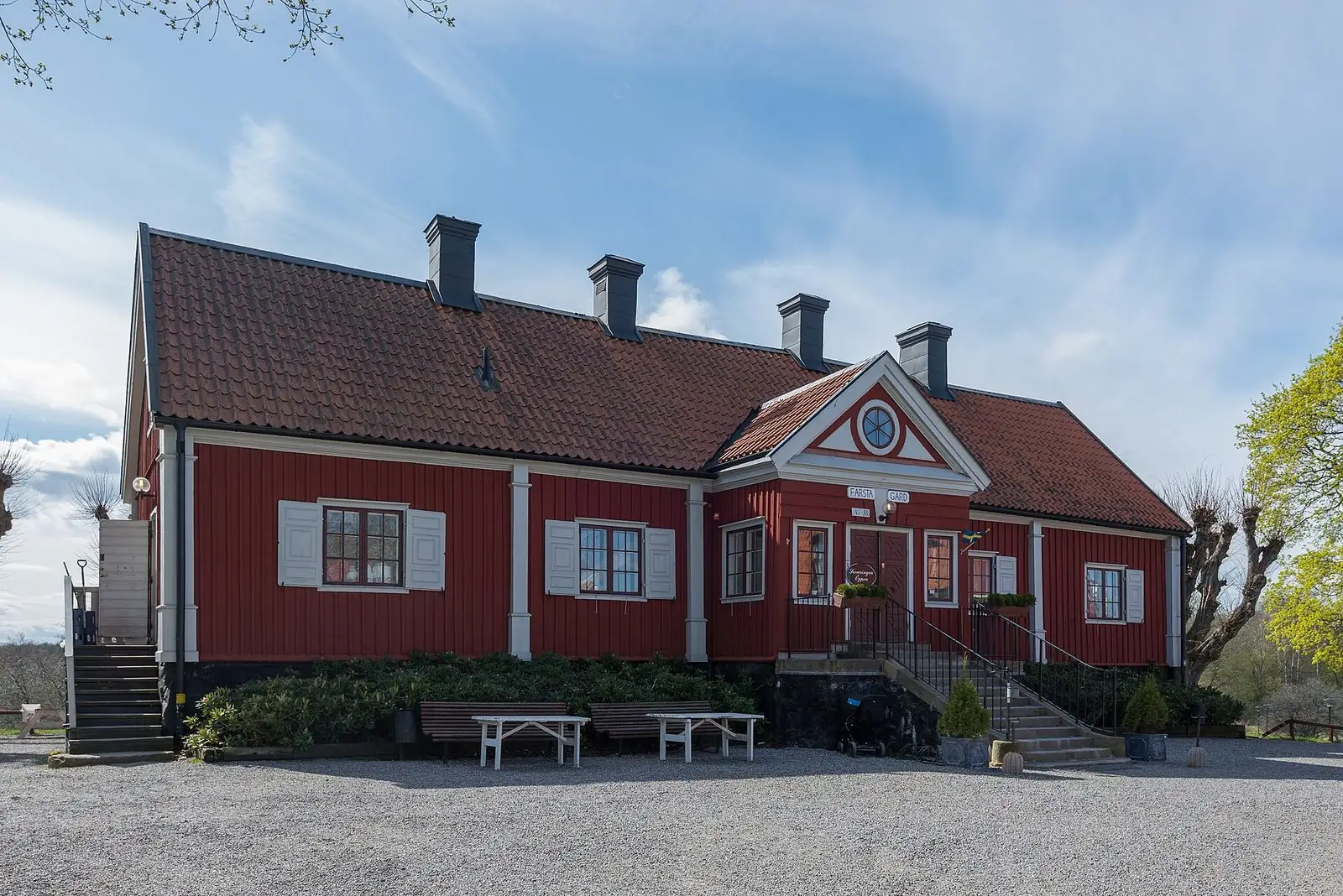 Farsta gårds röda huvudbyggnad en vårdag