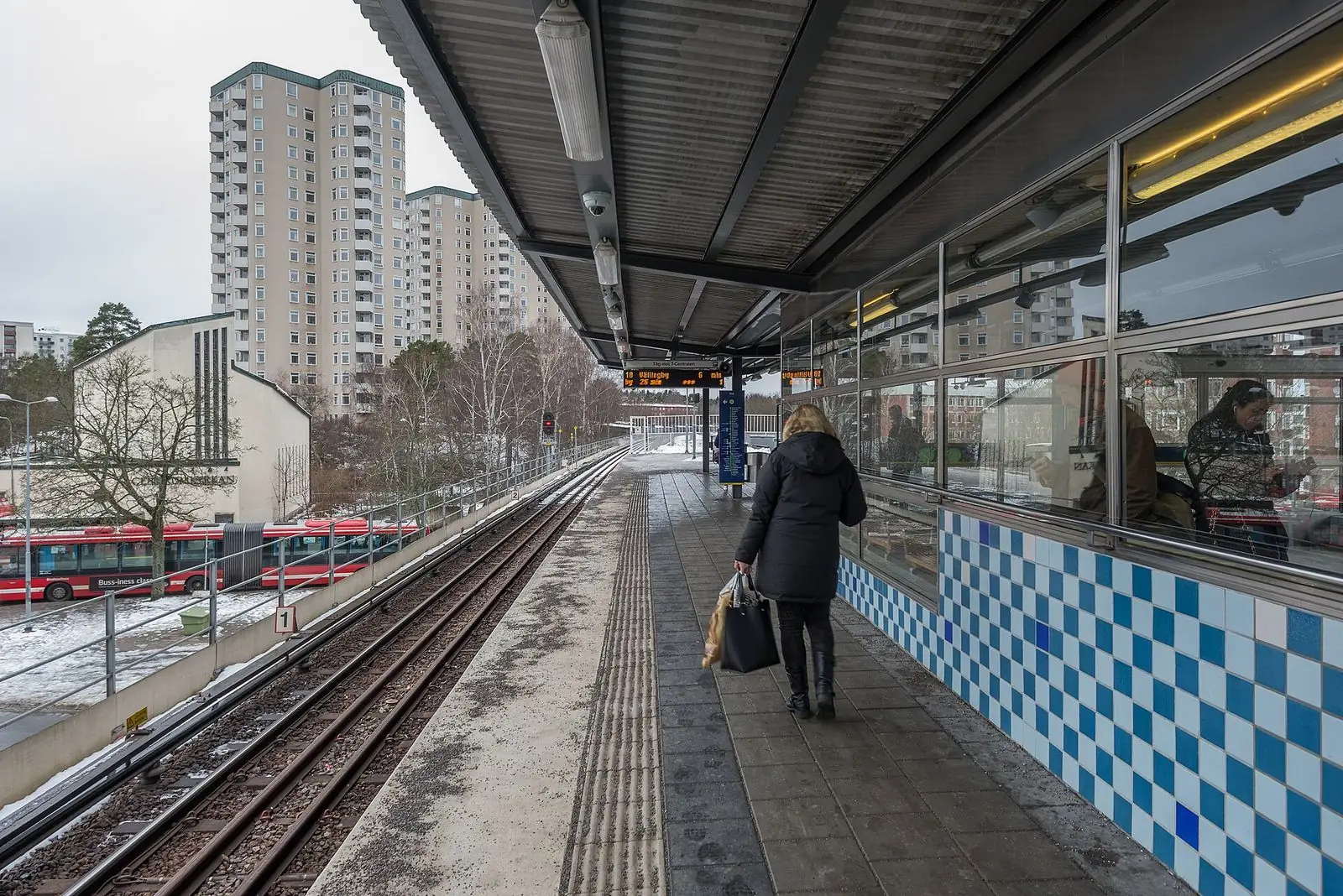 Perrongen på Farsta tunnelbanestation