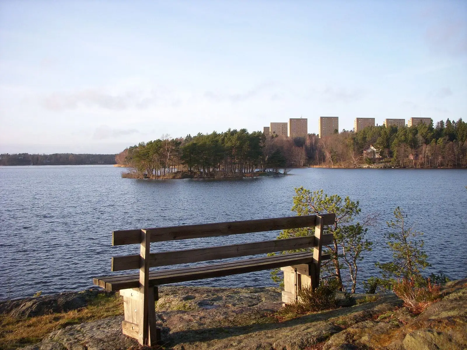 Parkbänk vid Magelungens strand