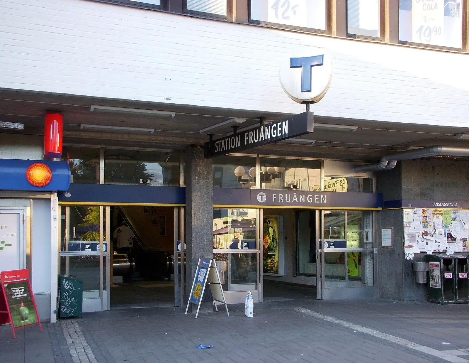 Entrén till Fruängens tunnelbanestation