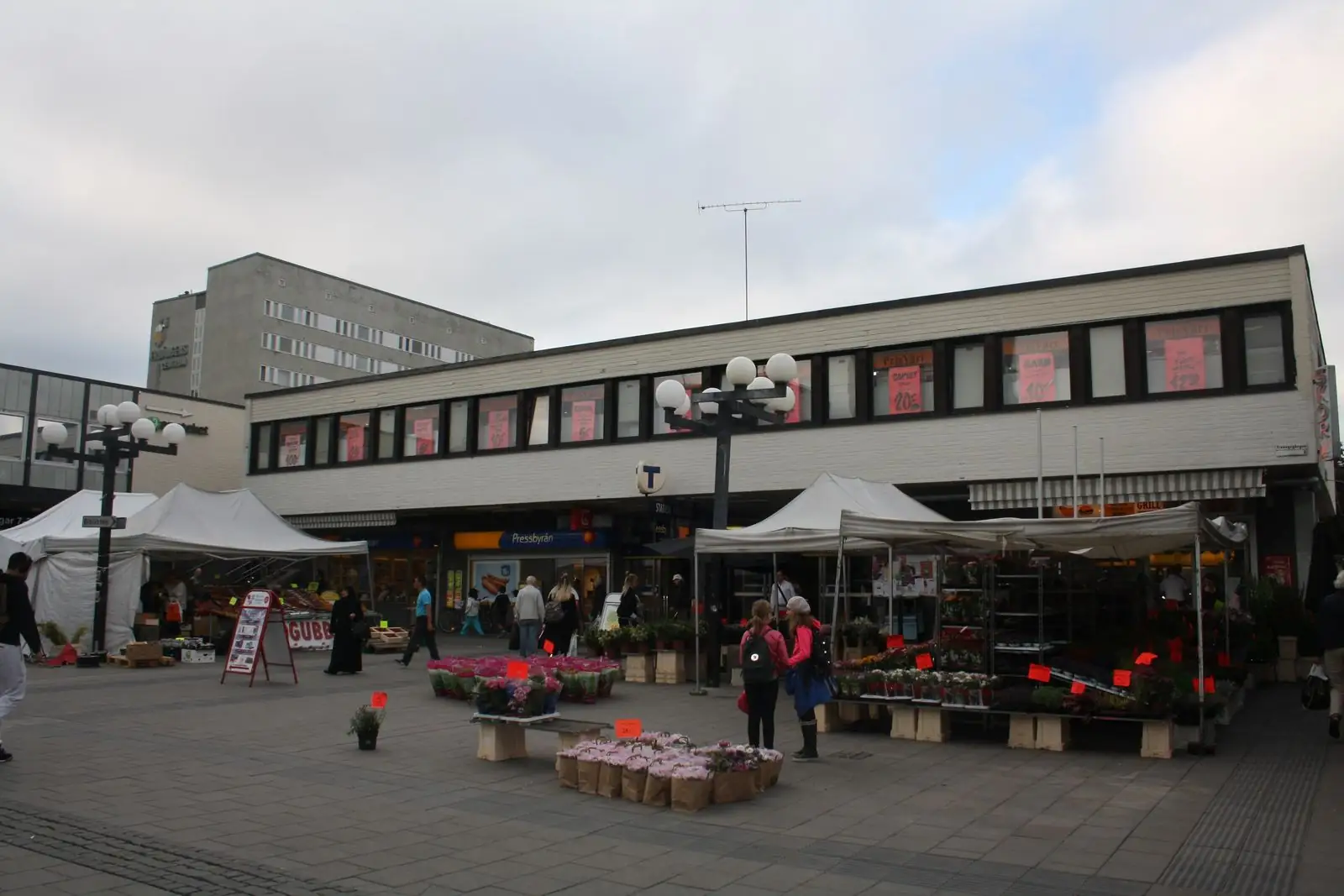 Fruängens centrum med uteservering