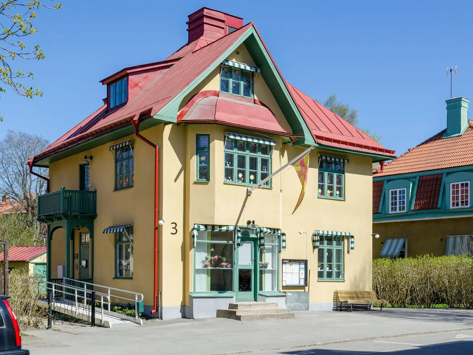 Trävilla med grönt tak i Gamla Enskede
