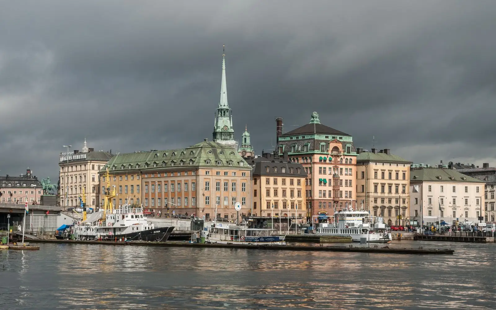 Gamla stans hus vid vattnet en sommardag