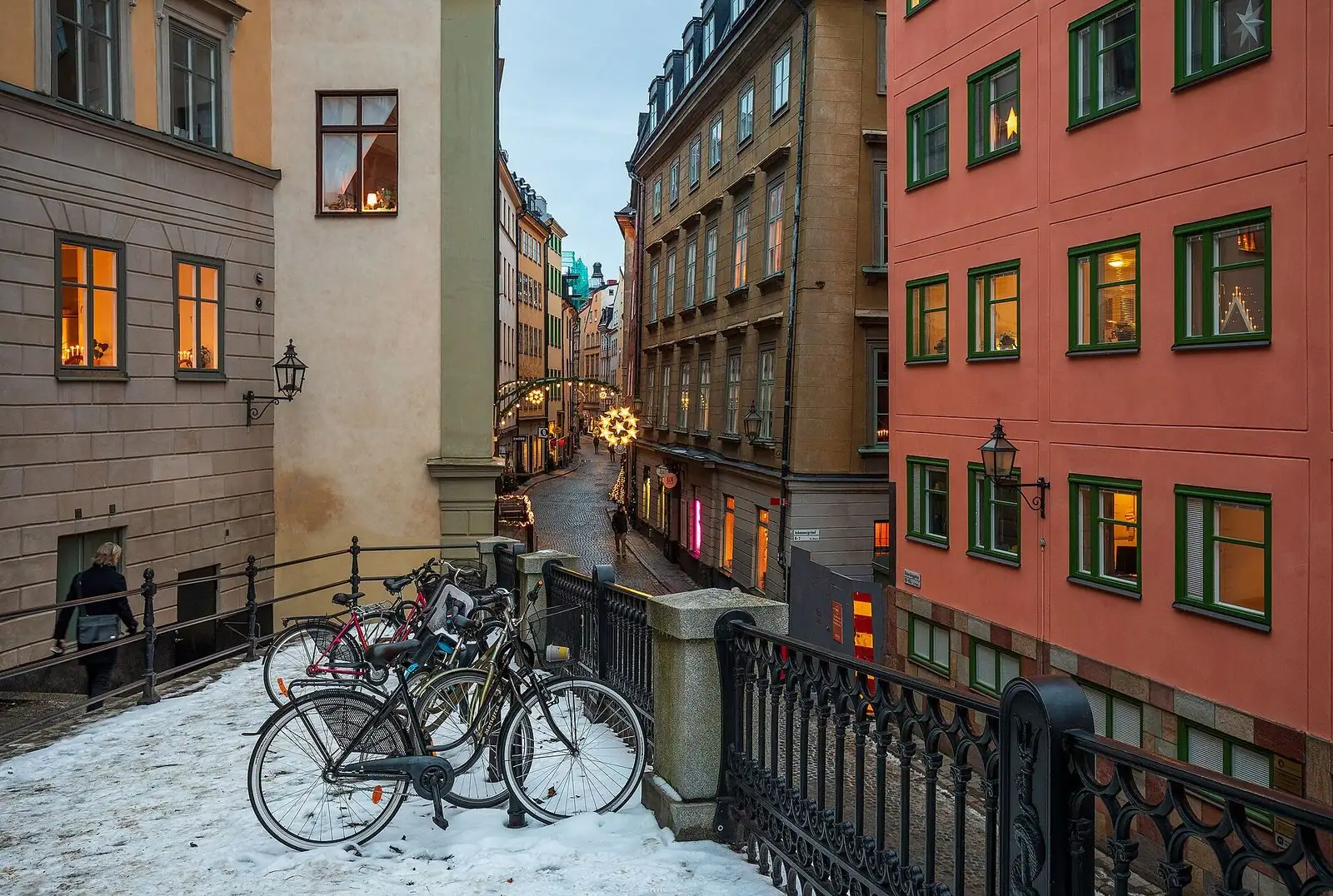 Gränd med gamla hus i Gamla stan