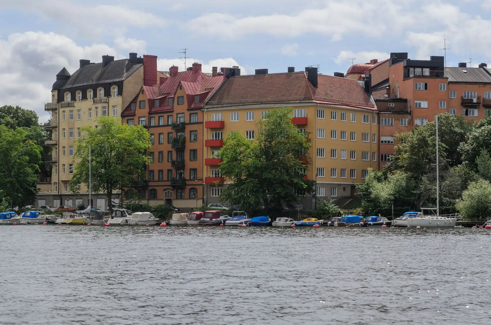 Gröndals bostadshus vid Mälaren en sommardag