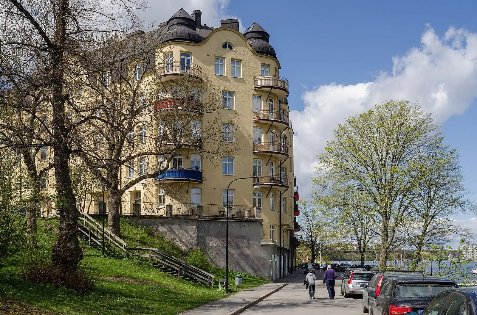 Gula stenhus i Gröndal en vårdag