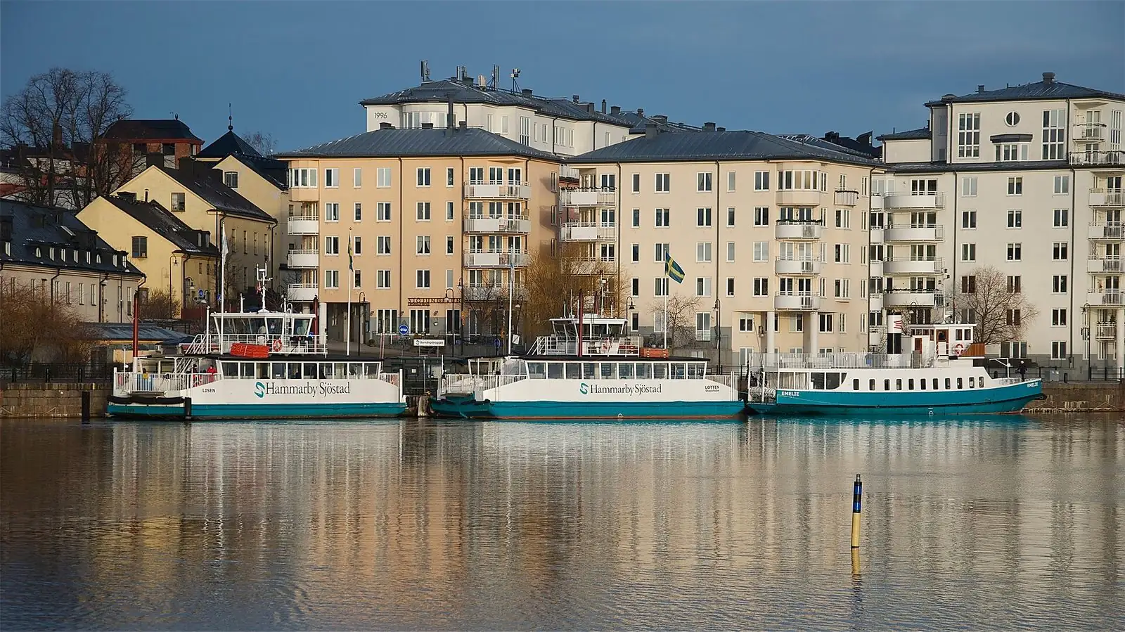 Bostadshus och båtar vid Hammarby sjö