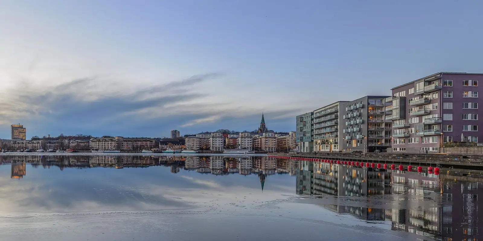 Hammarby sjöstad i vinterljus vid vattnet