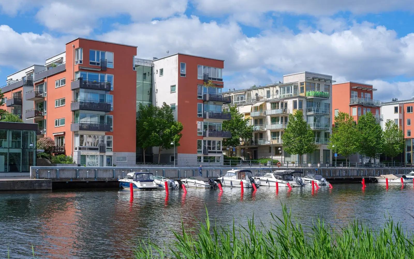 Bostadshus vid kanalen i Hammarby sjöstad en sommardag