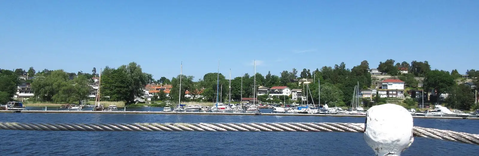 Båtar och villor vid Mälaren i Hässelby villastad