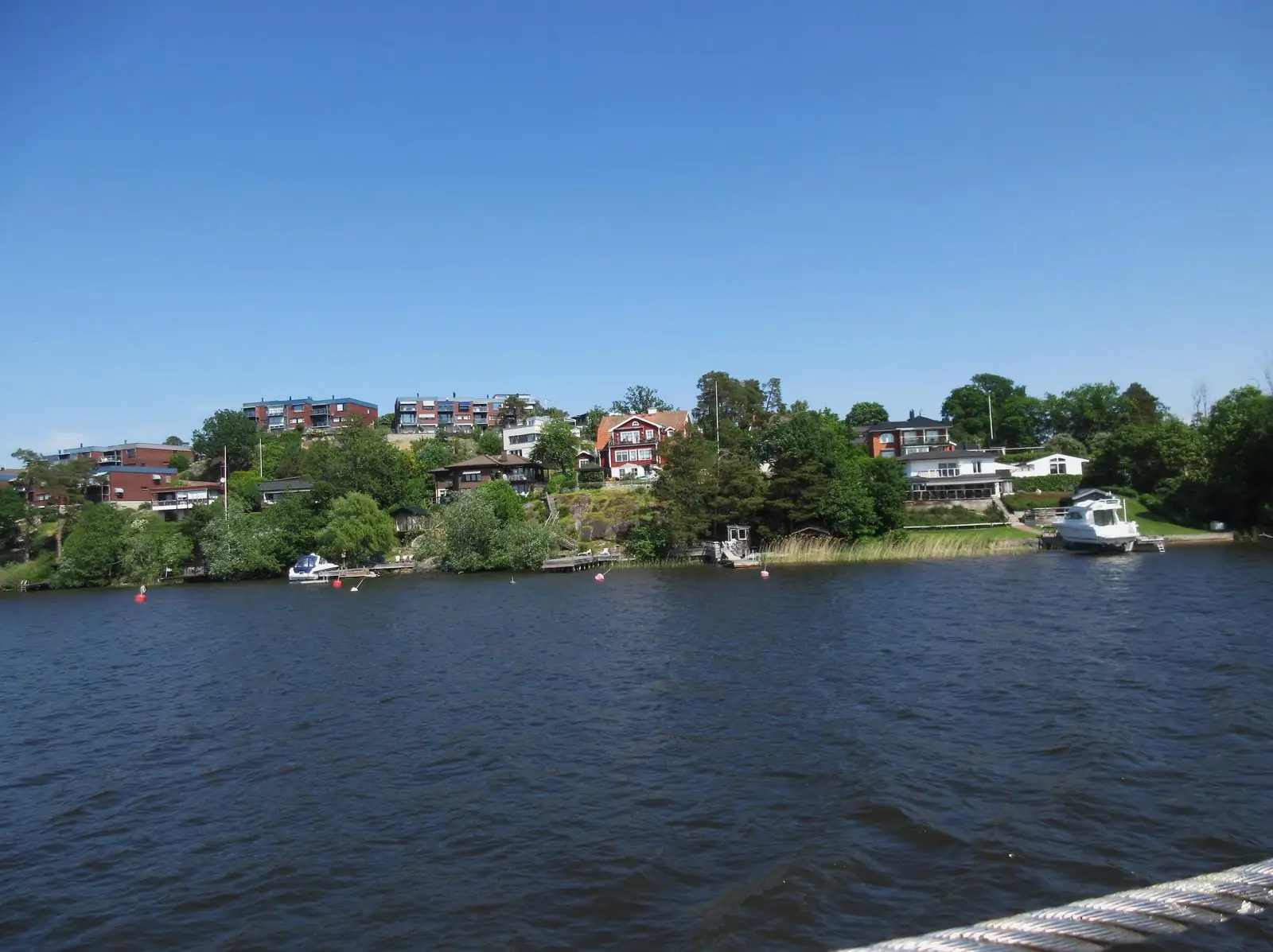 Hässelby villastad sedd från Mälaren