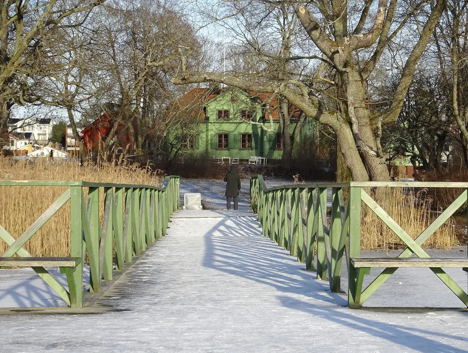 Bro och grönska vid Herrängens gård