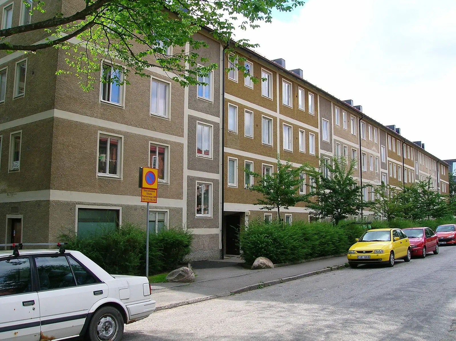 Trevåningshus längs Cigarrvägen i Hökarängen