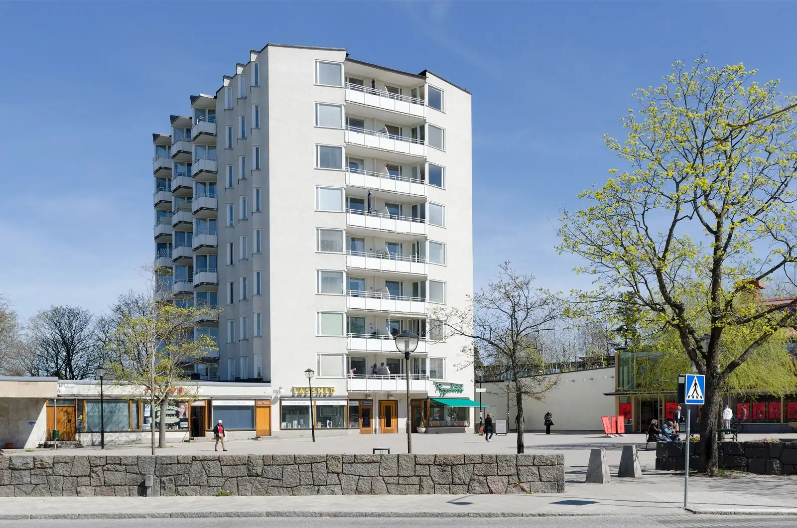 Höghus och torg i Hökarängens centrum