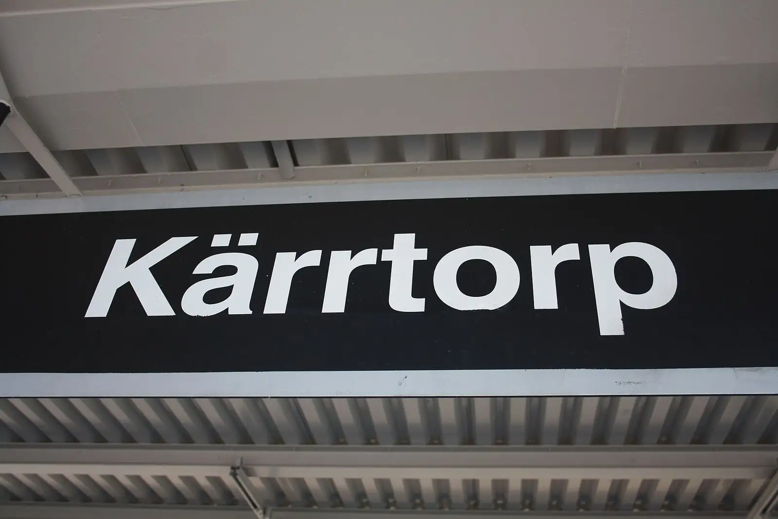 Skylten vid Kärrtorps station