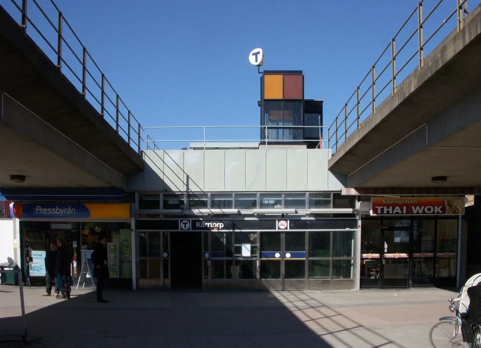 Kärrtorps tunnelbanestation och torg