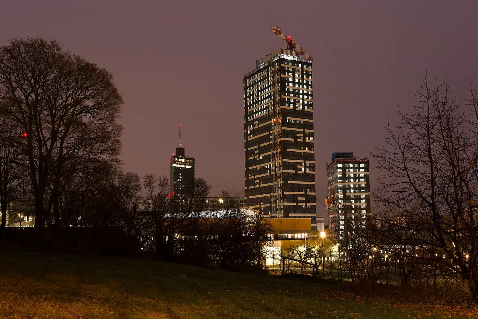 Kista Science Tower i kvällsljus