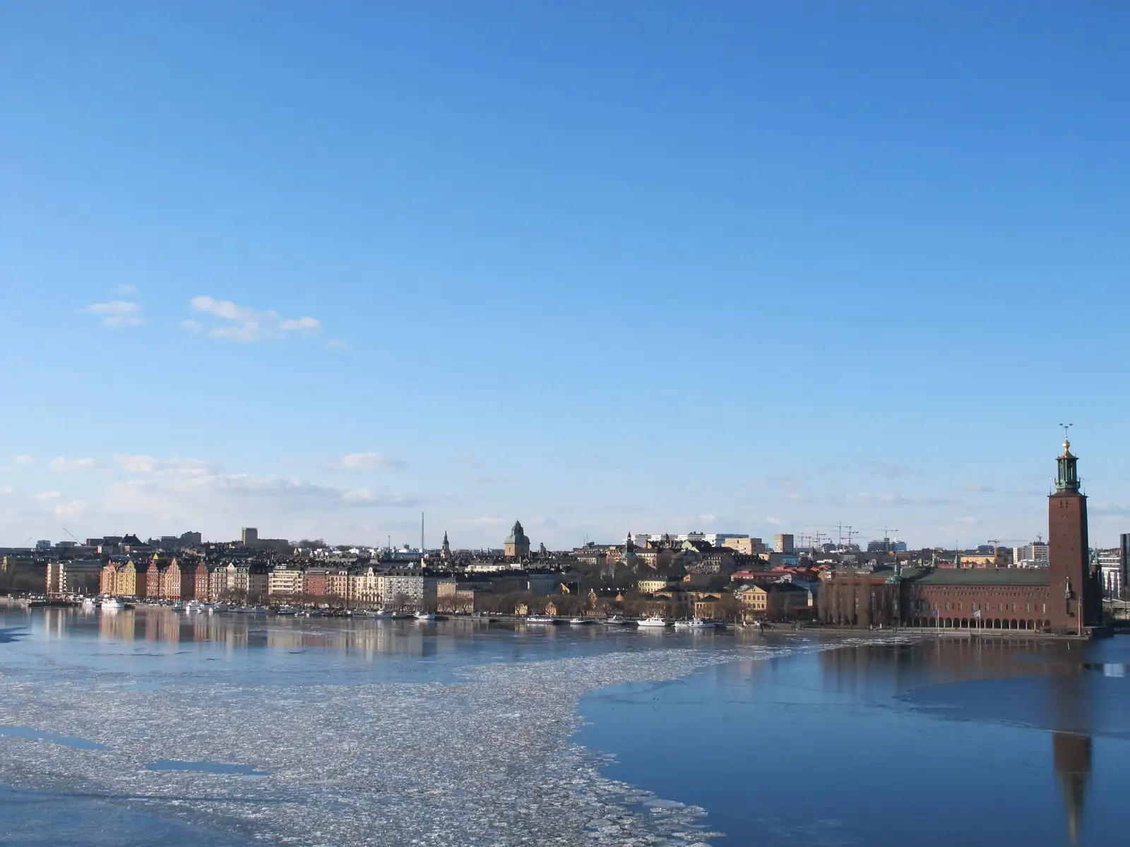 Utsikt över vattnet mot Kungsholmen och Stadshuset