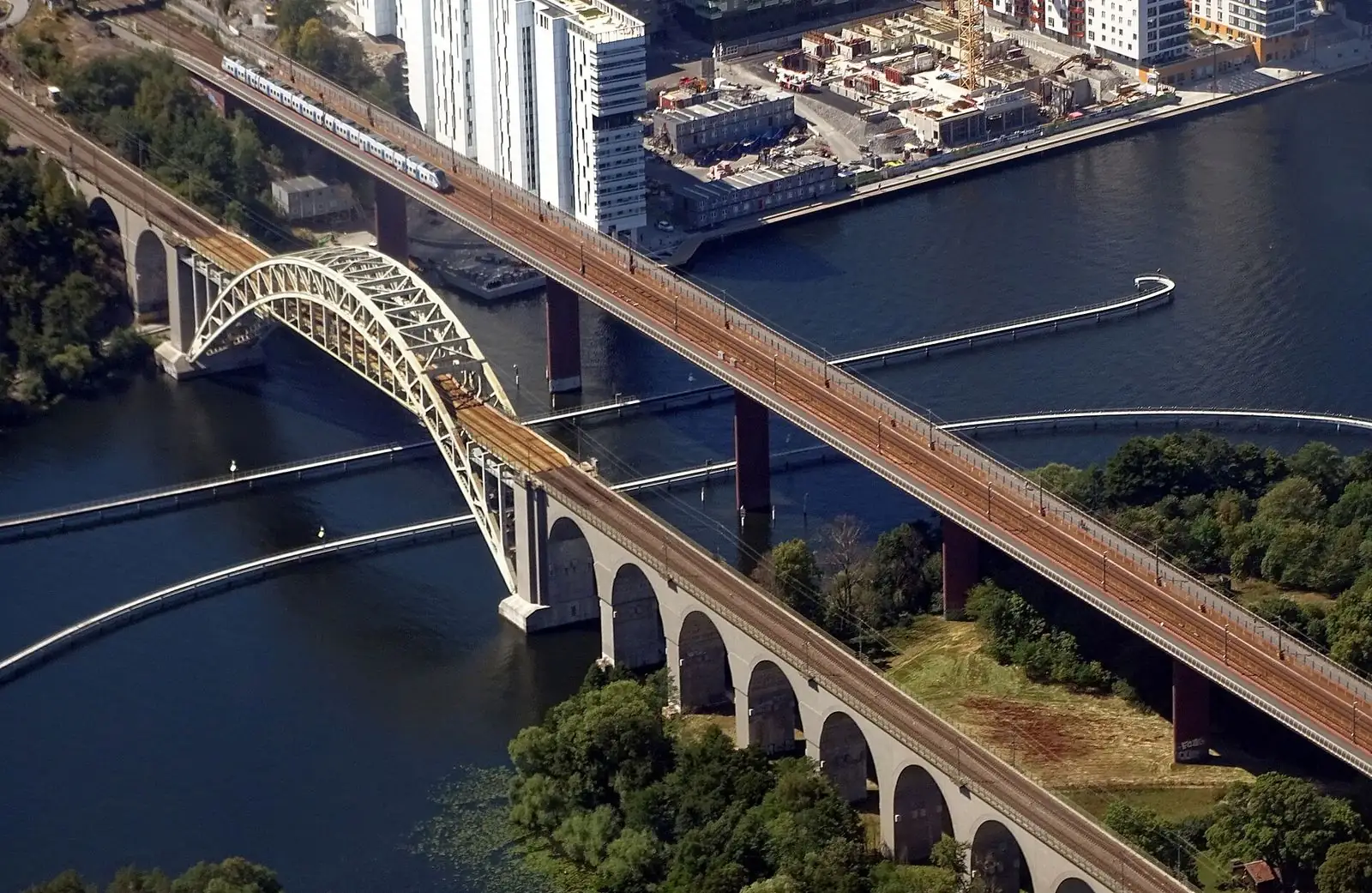 Liljeholmsbron mellan Liljeholmen och Södermalm
