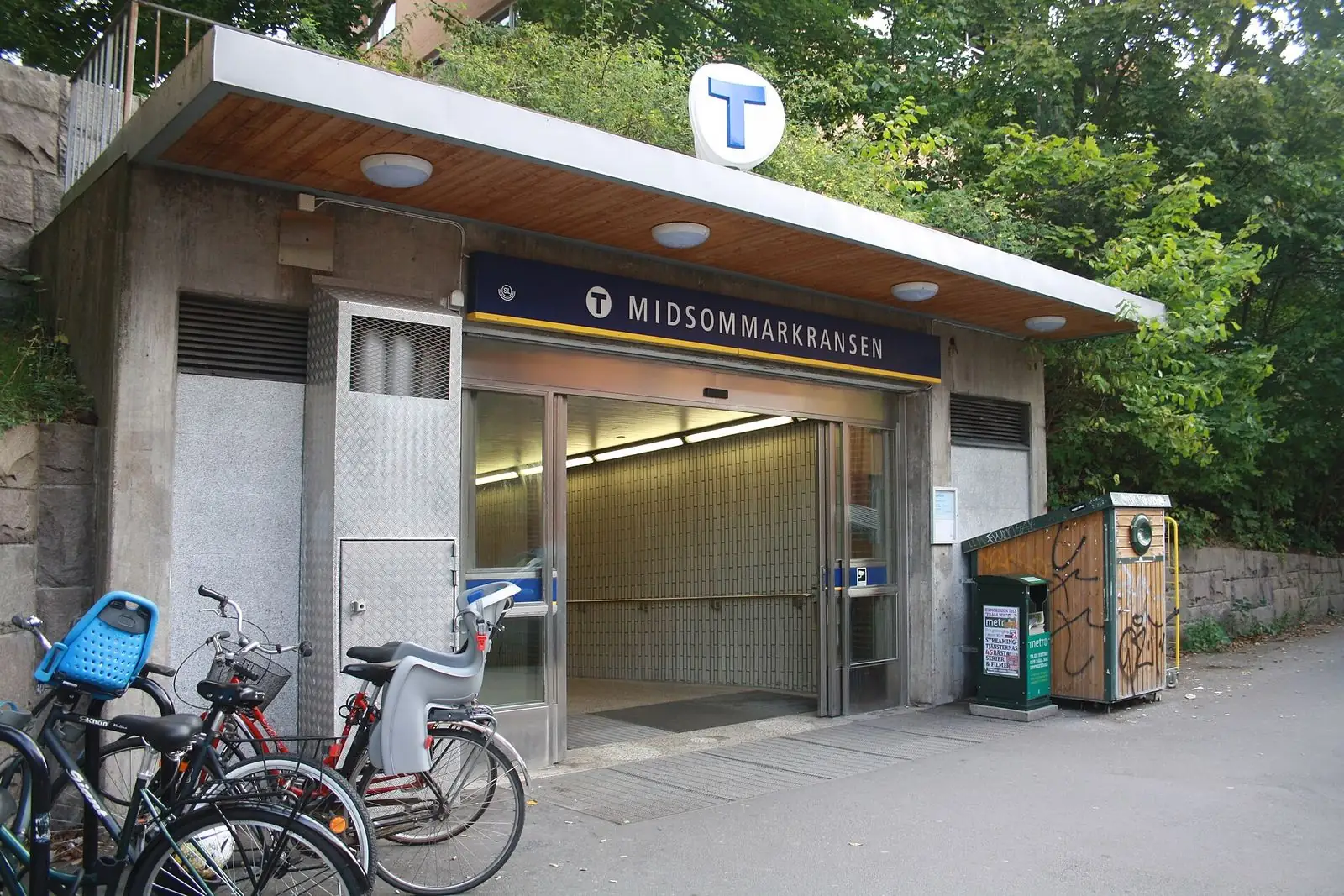 Entrén till Midsommarkransens tunnelbanestation