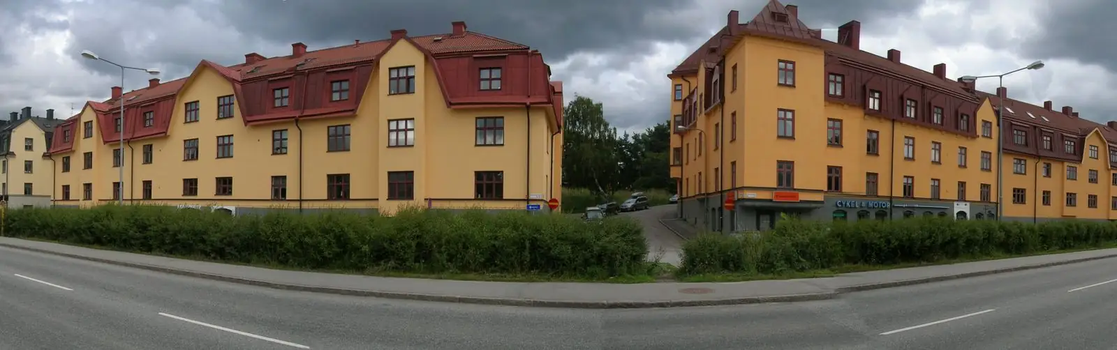 Gula tegelhus med branta tak i Midsommarkransen