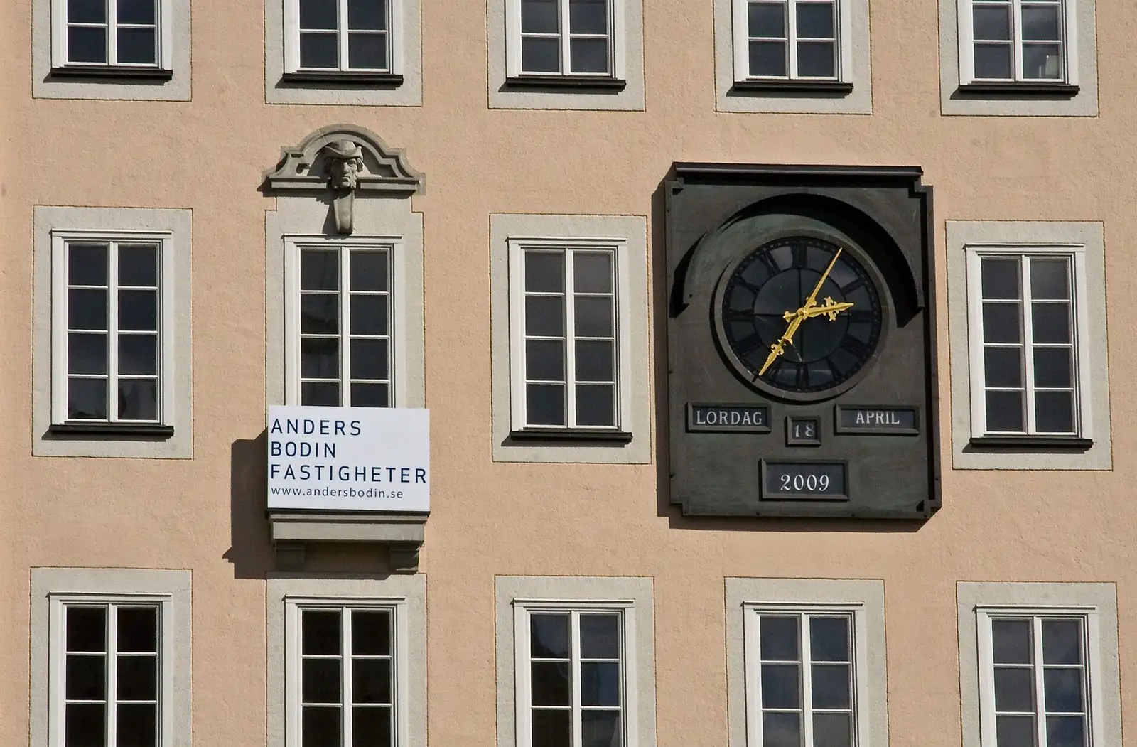 Gammalt stenhus med klocka på Norrmalm