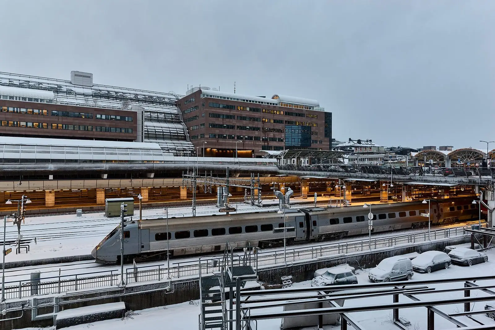 Spåren vid Stockholm Central en vinterdag