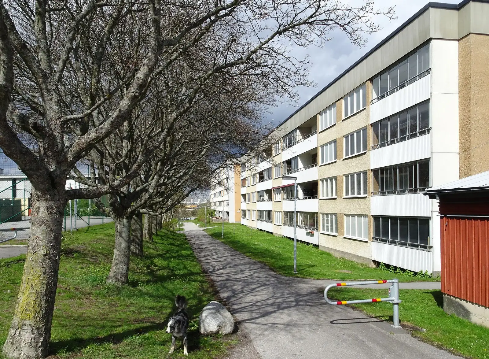 Loftgångshus och träd i Östberga