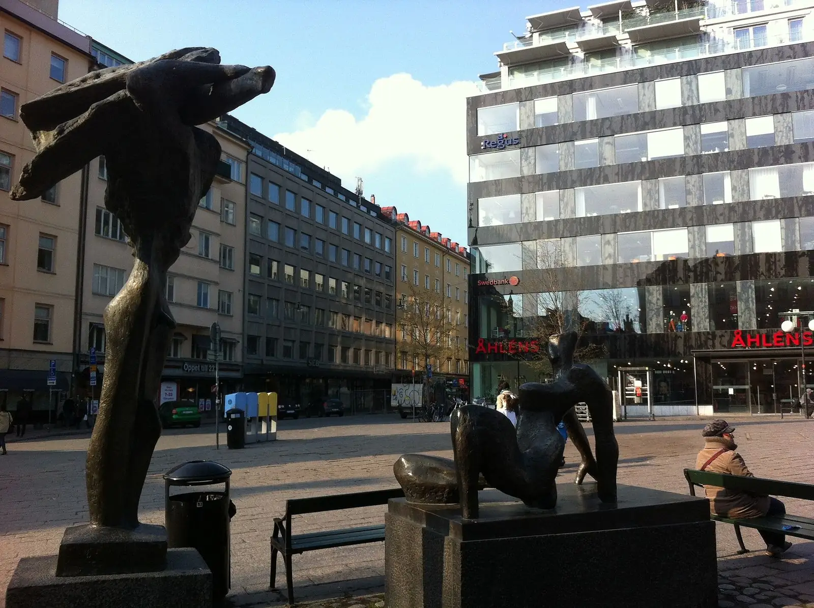 Skulptur framför husen på Östermalm